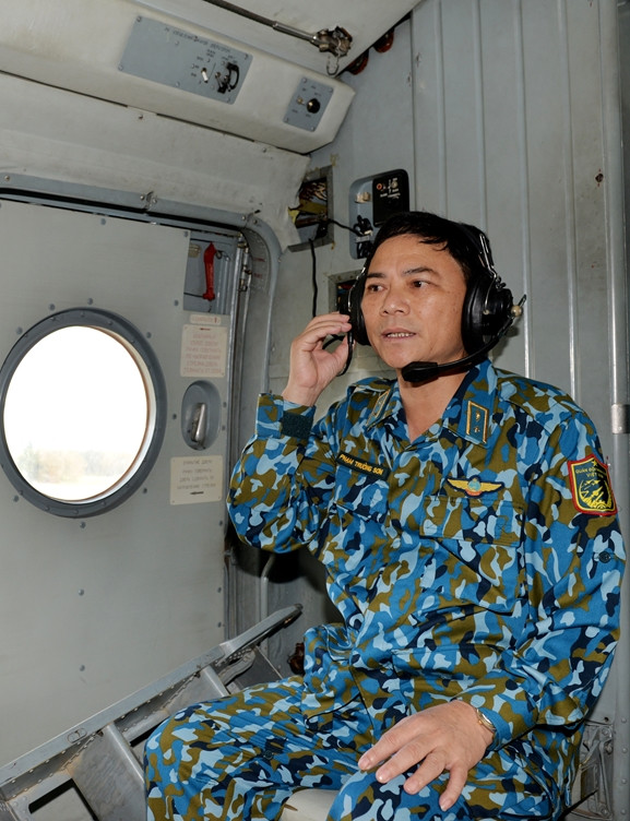 Thủ trưởng Quân chủng PK-KQ liên lạc với Sở chỉ huy qua bộ đàm.
