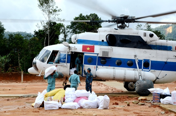 Máy bay Mi-171 hạ cánh tiếp tế hàng cứu trợ người dân xã Phước Lộc, huyện Phước Sơn sau nhiều ngày bị lũ cô lập.
