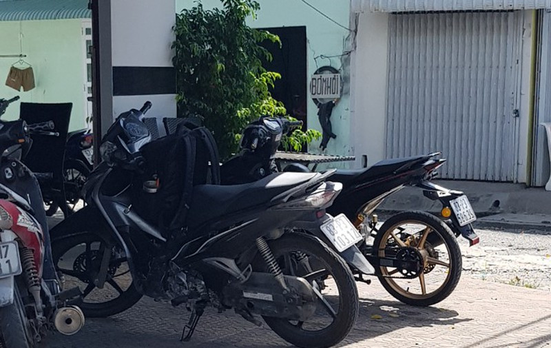  3. Một cảnh sát bảo vệ bị hành hung trong quán cà phê: Sau khi nam cảnh sát bảo vệ nhắn tin vào điện thoại của một phụ nữ tên D., làm việc ở phường 3, TP Sóc Trăng (tỉnh Sóc Trăng). Chồng chị này đọc được tin nhắn đã bực tức nên hẹn anh cảnh sát bảo vệ đến quán cà phê trên đường Lê Hồng Phong, TP Sóc Trăng. Tại đây, hai người xảy ra cự cãi, xô xát. Chồng chị D. đã dùng dao gây thương tích cho anh V. rồi đến cơ quan điều tra trình diện. Hôm nay, Công an tỉnh Sóc Trăng cho biết đang điều tra, làm rõ vụ án này.