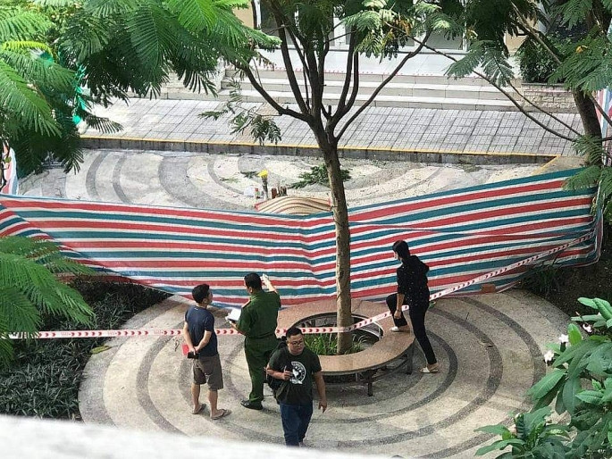  5. Nữ luật sư nghi rơi từ tầng cao chung cư tử vong: Một số cư dân sống tại chung cư Sunview Town trên đường D2, phường Hiệp Bình Phước, Thủ Đức, TP HCM nghe tiếng động mạnh. Sau đó, người dân phát hiện bà N.T.M.T (49 tuổi, quê Quảng Nam), là luật sư đang nằm bất động dưới đất, kiểm tra nạn nhân đã tử vong. Hôm nay, Cơ quan chức năng quận Thủ Đức, TP.HCM đang điều tra, làm rõ nguyên nhân cái chết của bà T. nghi rơi từ tầng 18.