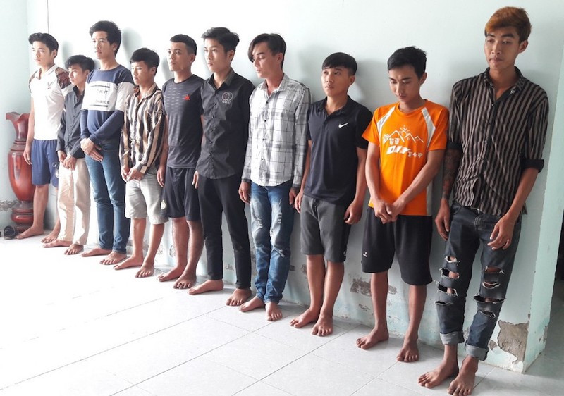  7. 14 người kéo đến trụ sở đánh công an bị thương: Ngày 9/11, Công an xã Gáo Giồng, huyện Cao Lãnh, tỉnh Đồng Tháp tiếp nhận thông tin có vụ xô xát gây thương tích tại nhà người dân ấp 5, xã Gáo Giồng. Công an xã Gáo Giồng nhanh chóng đến hiện trường xác minh và mời Nguyễn Văn Thạch về làm việc. Một lúc sau, 13 người khác (bạn nhậu Thạch) kéo đến trước trụ sở Công an xã và cùng Thạch tấn công trung úy Thành và đại úy Trần Thành Tài (Phó Trưởng Công an). Hậu quả là hai công an bị đa chấn thương. Hiện, Công an huyện Cao Lãnh đang điều tra làm rõ vụ làm bị thương 2 chiến sĩ Công an.