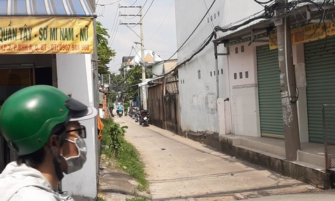  4. Nghi án người đàn ông bị đánh tử vong tại nhà trọ: Chiều 16/11, Công an quận Bình Tân, TP.HCM đã hoàn tất công tác khám nghiệm hiện trường vụ án mạng trên địa bàn phường Bình Hưng Hòa A. Nạn nhân là anh N.T.H.V. (45 tuổi, quê Cần Thơ). Trước đó, anh V. đang đứng trước một căn nhà để chờ người cháu thì bị 2 đối tượng xông vào đánh đập khiến nạn nhân ngã gục. Dù được đưa đi bệnh viện cấp cứu nhưng anh V. tử vong do chấn thương sọ não. 