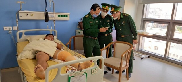  6. Bắt nhóm người đưa ma túy qua biên giới, một trung úy bị thương: Hôm nay, Lực lượng BĐBP Hà Tĩnh thông tin, ngày 9/11 đã triển khai đội hình mật phục vây bắt nhóm đối tượng vận chuyển ma túy từ Lào vào Việt Nam qua địa bàn huyện Vũ Quang. Do địa hình hiểm trở, lợi dụng đêm tối các đối tượng dùng vũ khí chống trả quyết liệt. Thời điểm này, trung úy Trần Hữu Chiến (trinh sát viên, Đồn Biên phòng Sơn Hồng, BĐBP Hà Tĩnh) bị nhóm người dùng súng bắn trúng ở đùi bị thương.