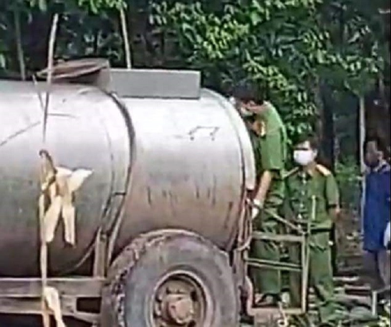  4. Nguyên do đôi vợ chồng chết trong xe bồn ở Bình Dương: Liên quan đến vụ đôi vợ chồng anh Đ.V.T (47 tuổi) cùng vợ là chị N.T.Q (cùng ngụ xã An Linh, huyện Phú Giáo) tử vong trong xe bồn. Ngày 11/11, cơ quan chức năng đã có kết luận hai nạn nhân tử vong do ngạt khí trong bồn chứa phân. Trước đó, anh T vào trong bồn xe nói trên để dọn vệ sinh thì bị ngạt khí bất động. Thấy chồng gặp nạn, chị Q cũng vào để cứu thì cũng bị ngạt khí dẫn đến tử vong.