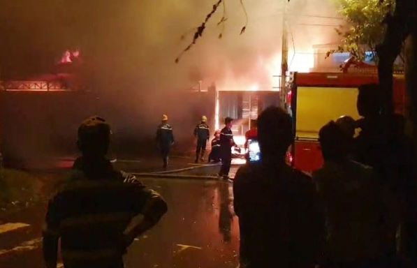  3. Xưởng sản xuất nến ở Đà Nẵng bùng cháy sau tiếng nổ lớn: Khoảng 4h ngày 11/11, xưởng sản xuất nến nằm trên đường Lê Hiến Mai (phường Hoà Minh, quận Liên Chiểu, TP Đà Nẵng) bất ngờ bốc cháy. Lúc này, bảo vệ làm việc tại nhà xưởng kịp thoát ra ngoài. Hơn 2 giờ đồng hồ sau, ngọn lửa được khống chế, may mắn không có thiệt hại về người. 