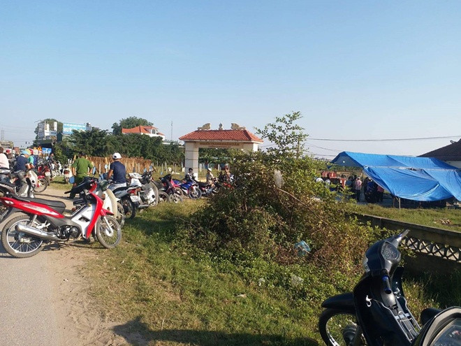  5. Người đàn ông tử vong cạnh 2 ống kim tiêm: Anh P.M.C. (35 tuổi, trú tại xã Tân Tiến, huyện Vĩnh Tường, tỉnh Vĩnh Phúc) đi nhậu cùng bạn bè rồi không trở về nhà từ ngày 8/11. Tuy nhiên, đến hôm nay người dân phát hiện thi thể anh C. ở bờ kênh Thượng Lạp. Lực lượng chức năng tìm thấy 2 ống kim tiêm cùng một điện thoại di động tại hiện trường. Được biết, anh C. là người nghiện hút, thuộc diện theo dõi của chính quyền địa phương. 