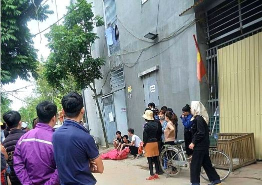  Chồng cầm dao đâm vợ trọng thương, tình địch tử vong ở nhà trọ: Khoảng 8h35 ngày 18/10, Lục Duy Khánh (SN 1982, trú tại Tuyên Quang) từ quê xuống phòng trọ thuộc thôn Trung Đồng, xã Vân Trung, huyện Việt Yên nơi vợ ở là chị Tướng Thị Thúy (SN 1996) đang làm công nhân tại đây. Khánh cầm dao đâm chị Thuý cùng anh Nguyễn Ngọc Văn (sinh năm 2000, trú tại Bắc Giang) đang ở trong nhà. 