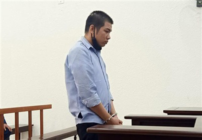 Giang ghen, cho rằng chị Hạnh lấy cớ để quan hệ tình cảm với anh Nguyễn Thành Vinh, là bạn chung của cả hai. Ngày 19/5/2019, Giang mang ba bó hoa và hai cốc chè đến nhà riêng của chị Giang tại khu đô thị Bắc An Khánh, huyện Hoài Đức. Thấy anh Vinh nấu ăn trong bếp, Giang lao vào tấn công. Bị đâm trúng ngực phải, nạn nhân van xin, chạy lên tầng 2 khóa cửa song Giang tiếp tục truy sát. Khi anh Vinh tử vong tại chỗ,