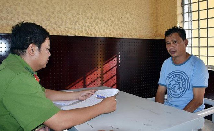 Trong lúc nhậu chung, Trọng có lời lẽ ghen tức với ông Phước do nghi ngờ vợ mình và ông Phước có quan hệ tình cảm lén lút với nhau. Sau đó Trọng đi ra chòi giữ vườn cách nhà khoảng 100 m lấy một con dao nhọn rồi quay trở lại bàn nhậu. Trọng dùng dao tấn công vào vùng cổ ông Phước. Khi ông này bỏ chạy thì bị Trọng đuổi theo tấn công tiếp... Nạn nhân tử vong trước lúc nhập viện.