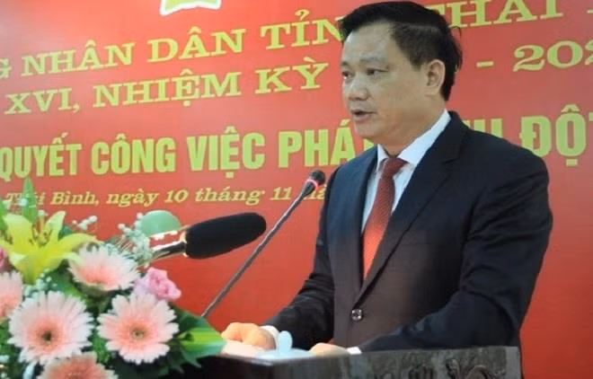 Ông Nguyễn Khắc Thận, sinh ngày 15/3/1974, quê quán xã An Thanh, huyện Quỳnh Phụ, tỉnh Thái Bình, trú quán tại phường Trần Lãm, thành phố Thái Bình, tỉnh Thái Bình. Ông Thận có trình độ chuyên môn Cử nhân Cao đẳng Kiểm sát chính quy (Trường Cao đẳng Kiểm sát Hà Nội), Cử nhân Luật chuyên tu (trường Đại học quốc gia Hà Nội), Thạc sỹ Quản lý kinh tế (Học viện Nông nghiệp Việt Nam); trình độ lý luận chính trị: Cao cấp.