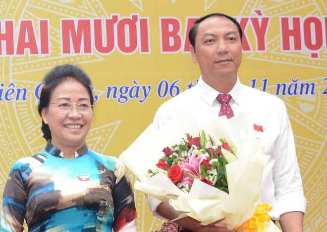 Ông Lâm Minh Thành (48 tuổi, quê quán huyện Phú Quốc), trình độ lý luận chính trị: cao cấp, trình độ chuyên môn: Cử nhân Luật. Trước đó, ông Thành giữ chức Phó Chủ tịch UBND tỉnh Kiên Giang, còn ông Huỳnh giữ chức Bí thư Huyện ủy, Chủ tịch UBND huyện Phú Quốc.