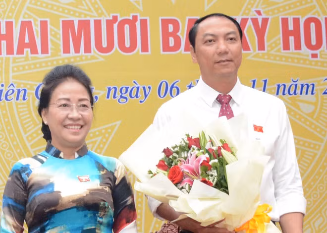 Ông Lâm Minh Thành (48 tuổi, quê quán huyện Phú Quốc), trình độ lý luận chính trị: cao cấp, trình độ chuyên môn: Cử nhân Luật. Trước đó, ông Thành giữ chức Phó Chủ tịch UBND tỉnh Kiên Giang, còn ông Huỳnh giữ chức Bí thư Huyện ủy, Chủ tịch UBND huyện Phú Quốc.