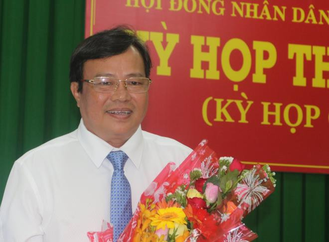 Ông Lê Văn Hẳn sinh năm 1970, quê quán xã Lưu Nghiệp Anh, huyện Trà Cú, tỉnh Trà Vinh. Ông Hẳn có trình độ lý luận chính trị cao cấp, trình độ chuyên môn là cử nhân hành chính, cử nhân sư phạm văn học và thạc sĩ quản lý giáo dục. Ông từng trải qua các chức vụ: phó chánh Văn phòng Tỉnh ủy Trà Vinh, chánh Văn phòng Tỉnh ủy, chủ tịch Ủy ban MTTQ Việt Nam tỉnh Trà Vinh, bí thư Thành ủy Trà Vinh, phó chủ tịch UBND tỉnh Trà Vinh.