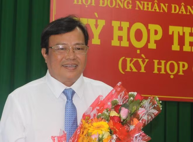 Ông Lê Văn Hẳn sinh năm 1970, quê quán xã Lưu Nghiệp Anh, huyện Trà Cú, tỉnh Trà Vinh. Ông Hẳn có trình độ lý luận chính trị cao cấp, trình độ chuyên môn là cử nhân hành chính, cử nhân sư phạm văn học và thạc sĩ quản lý giáo dục. Ông từng trải qua các chức vụ: phó chánh Văn phòng Tỉnh ủy Trà Vinh, chánh Văn phòng Tỉnh ủy, chủ tịch Ủy ban MTTQ Việt Nam tỉnh Trà Vinh, bí thư Thành ủy Trà Vinh, phó chủ tịch UBND tỉnh Trà Vinh.