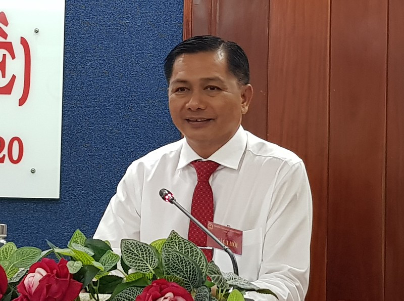 Ông Lâu, 50 tuổi, quê huyện Mỹ Xuyên, tỉnh Sóc Trăng, cử nhân chính trị học, cao cấp chính trị. Ông từng đảm nhận các chức vụ như: Chính ủy, Chỉ huy trưởng Bộ chỉ huy quân sự tỉnh Sóc Trăng; Phó bí thư Tỉnh ủy Sóc Trăng.