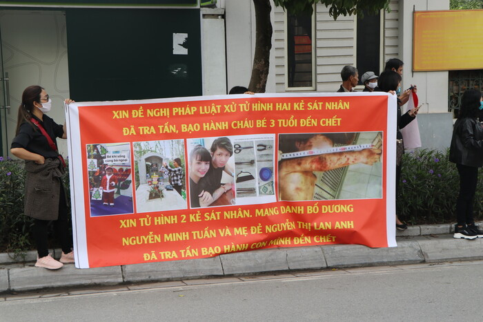 Đỉnh điểm, từ 8h – 23h ngày 29/3, Tuấn và Lan Anh đã không cho cháu M. ăn uống, dùng cán chổi kim loại và chân tay đánh đập cháu M. Đến 8h30 sáng 30/3, cháu M. mệt, không uống được sữa và bị nôn. Thấy vậy, Lan Anh đã gọi taxi đưa con đến Bệnh viện Đại học Y cấp cứu. Cháu M. nhập viện trong tình trạng trên người có nhiều vết bầm tím, dấu hiệu bị bạo hành. Do vết thương quá nặng, cháu M. đã tử vong.