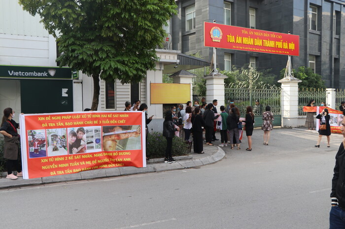 Ngay từ sáng sớm rất đông người dân tập trung ngay trước cổng Toà án nhân dân TP Hà Nội. Nhiều người cũng cầm băng rôn với mong muốn toà nghiêm trị hành vi mà Tuấn và Lan Anh đã gây ra. Từ sáng sớm, bà Vũ Thị Dự (51 tuổi, ở Đông Anh, Hà Nội, bà ngoại cháu bé) đã có mặt tại toà án, chờ đợi phiên xét xử. Bà Dự mang theo di ảnh, quần áo, gấu bông, bình sữa của cháu M. đến phiên toà.