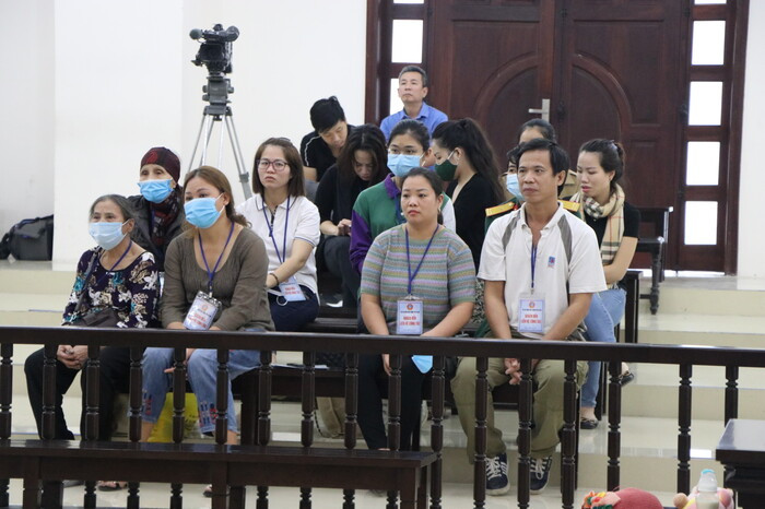 Ngày 5/3/2020, Lan Anh đưa cháu M. từ nhà mẹ đẻ về sống cùng và bắt cháu M. quỳ trong chậu nhiều lần. Cặp vợ chồng này khai nhận, cả hai thường xuyên đánh đập, hành hạ cháu M., hành vi này kéo dài gần 1 tháng.