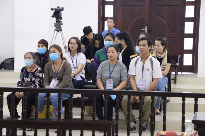 Ngày 5/3/2020, Lan Anh đưa cháu M. từ nhà mẹ đẻ về sống cùng và bắt cháu M. quỳ trong chậu nhiều lần. Cặp vợ chồng này khai nhận, cả hai thường xuyên đánh đập, hành hạ cháu M., hành vi này kéo dài gần 1 tháng.