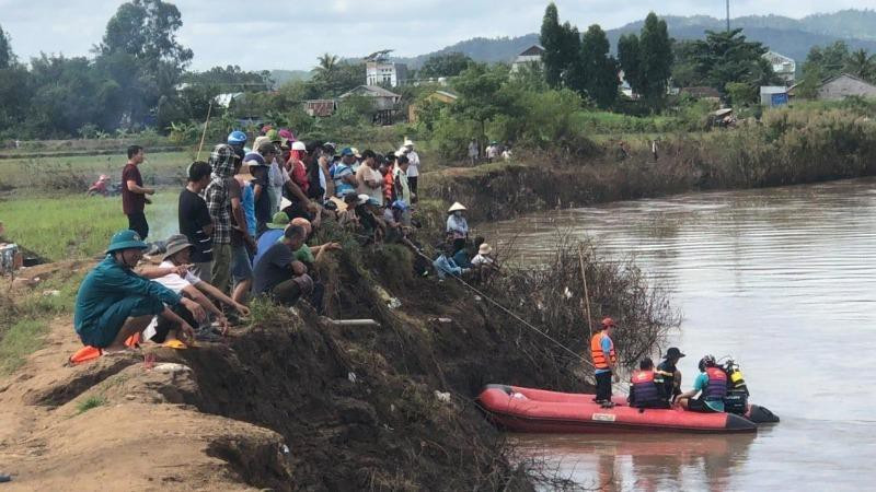  6. Tìm thấy thi thể nam sinh lớp 6 đuối nước: Sau 3 ngày rơi xuống nước mất tích, sáng 17/11, thi thể nam sinh lớp 6 được tìm thấy cách nơi gặp nạn 200m xảy ra tại sông Ayun (đoạn qua thôn Sô Ma Lơng A, xã Chrôh Pơnan, huyện Phú Thiện, tỉnh Gia Lai). Danh tính nam sinh là Lê Minh H. (SN 2009, học sinh lớp 6 Trường THCS Nguyễn Du, trú tại thôn Yên Phú 2, xã Chrôh Pơnan. 