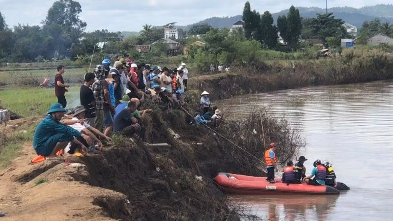  6. Tìm thấy thi thể nam sinh lớp 6 đuối nước: Sau 3 ngày rơi xuống nước mất tích, sáng 17/11, thi thể nam sinh lớp 6 được tìm thấy cách nơi gặp nạn 200m xảy ra tại sông Ayun (đoạn qua thôn Sô Ma Lơng A, xã Chrôh Pơnan, huyện Phú Thiện, tỉnh Gia Lai). Danh tính nam sinh là Lê Minh H. (SN 2009, học sinh lớp 6 Trường THCS Nguyễn Du, trú tại thôn Yên Phú 2, xã Chrôh Pơnan. 