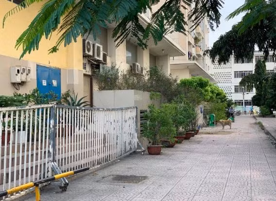  2. Cụ bà 78 tuổi rơi lầu ở chung cư: Khoảng 10h15 ngày 17/10, người dân sống ở chung cư Ngô Gia Tự (quận 10, TP HCM) nghe tiếng động mạnh. Đến nơi, nhân chứng phát hiện cụ bà đã tử vong. Theo đó, nạn nhân là cụ bà 78 tuổi sống ở tầng 10 chung cư. Cư dân chung cư cho biết nạn nhân sống khá hiền lành, giao tiếp cởi mở với những người xung quanh. 