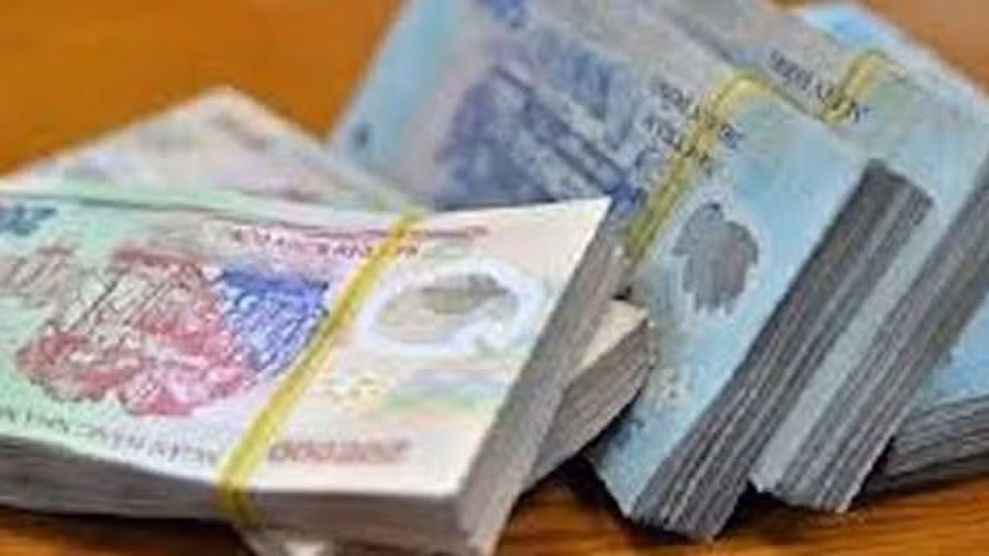  4. Vợ bị phạt 750.000 đồng vì lấy tiền chồng rồi hoang báo trộm: Ngày 17/11, Công an xã Thường Thới A, huyện Hồng Ngự, tỉnh Đồng Tháp đã xử phạt hành chính đối với Nguyễn Thị Hến (SN 1980) số tiền 750.000 đồng về hành vi Báo thông tin giả đến cơ quan Nhà nước có thẩm quyền. Trước đó, Sau khi chờ chồng ngủ say, Hến lấy 26 triệu đồng trong túi quần mang đi cất giấu đến sáng hôm sau thì hoang báo bị trộm.