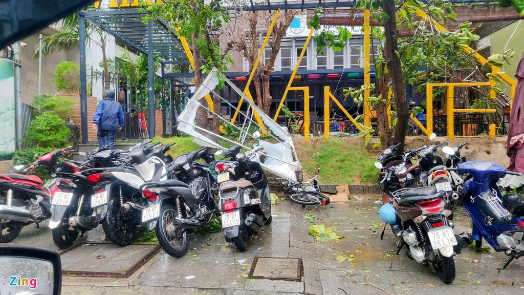 Bảng hiệu của một quán cà phê trên đường Hoàng Hoa Thám, TP Nha Trang, bị gió giật rơi xuống đường. Ảnh.Zing.vn.