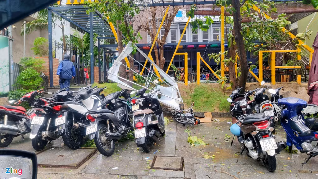 Bảng hiệu của một quán cà phê trên đường Hoàng Hoa Thám, TP Nha Trang, bị gió giật rơi xuống đường. Ảnh.Zing.vn.