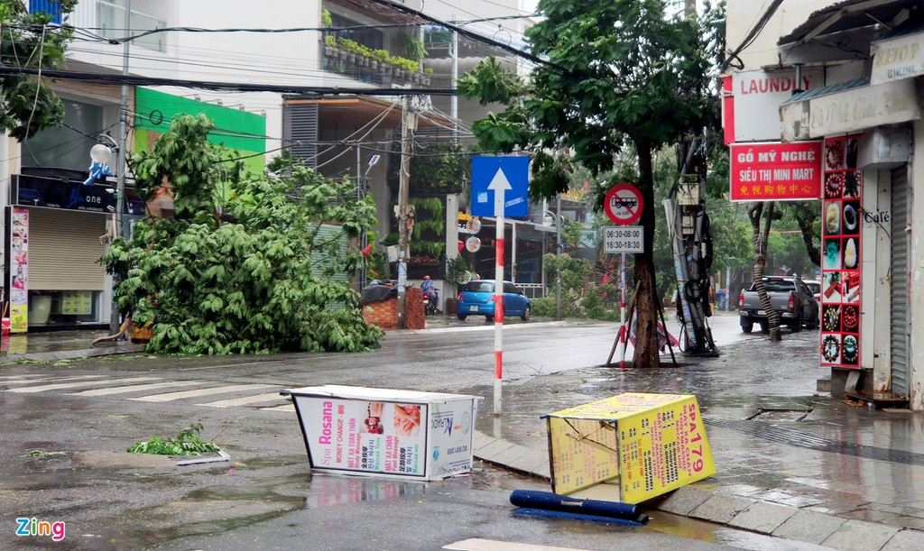 Biển quảng cáo bay tứ tung trên đường ở Nha Trang. Ảnh: Zing. 