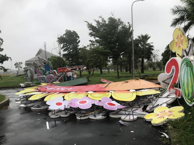 Biển chào cũng bị gió quật gãy đổ. Ảnh VTC.