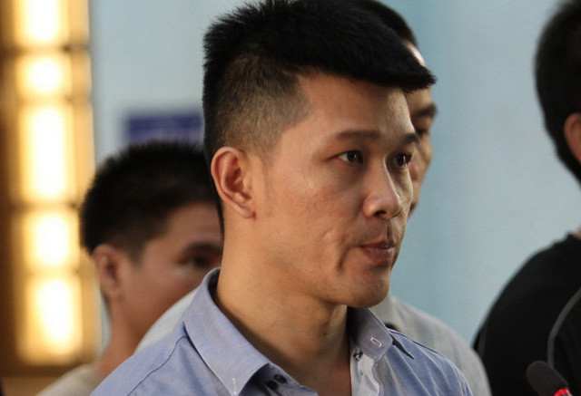 Theo đó, Hùng bỏ tiền ra mua bạt, thảm, bóng đèn, bình ắc quy, dây điện, bảng vị, bài tú lơ khơ 52 lá…phục vụ hoạt động của sới bạc; Khánh điều hành sòng bạc bằng cách huy động 19 đối tượng khác giúp sức với vai trò làm bảo vệ, cảnh giới, quản lý đầu xe ô tô đưa đón các con bạc. Khánh được hưởng 20% lợi nhuận của sới.