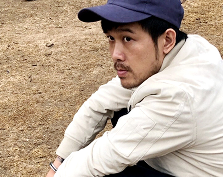 Bắt đầu từ đây, quá khứ phạm tội của Hùng "si đa" mới dần được lật lại. Trong quá trình điều tra mở rộng, cơ quan điều tra phát hiện Hùng "si đa" là kẻ chủ mưu của phi vụ vận chuyển, cướp 5 xe gỗ lậu mà trước đó công an khởi tố vụ án nhưng không tìm ra đối tượng cầm đầu nên chỉ xử lý một số người liên quan.