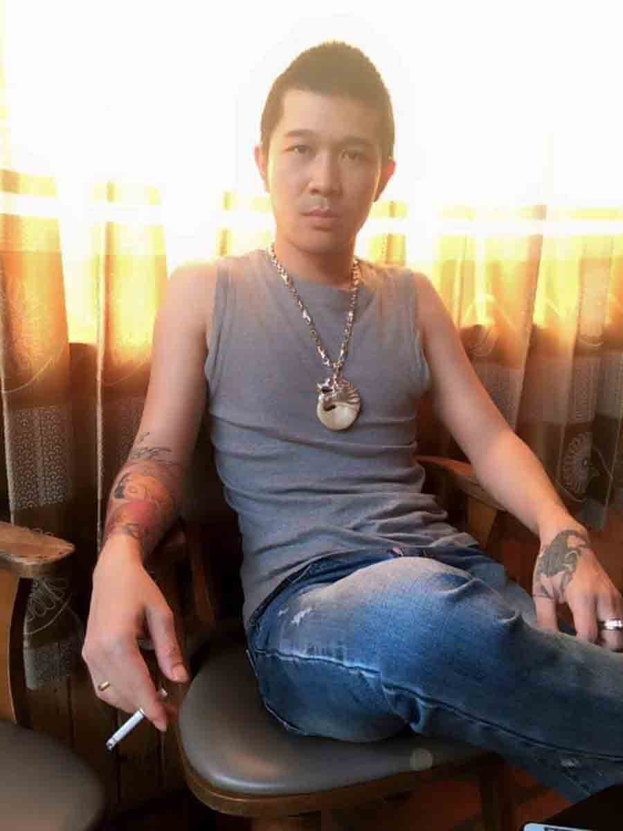 Hùng luôn xuất hiện với vỏ bọc bề ngoài như doanh nhân nên hiếm ai nghĩ là đối tượng cầm đầu đường dây đánh bạc quy mô lớn. Hùng thường lựa chọn "thân tín" là những người có quan hệ họ hàng. Sau đó, đàn em của Hùng sẽ liên lạc trực tiếp với các con bạc ở nhiều tỉnh để thống nhất về thời gian, địa điểm, ám hiệu khi vào sòng bạc do Hùng "Sida" tổ chức. Cũng giống như các "đàn anh" khác, Hùng thường để cho đàn em trực tiếp tổ chức, điều hành để tránh sự phát hiện của lực lượng chức năng.