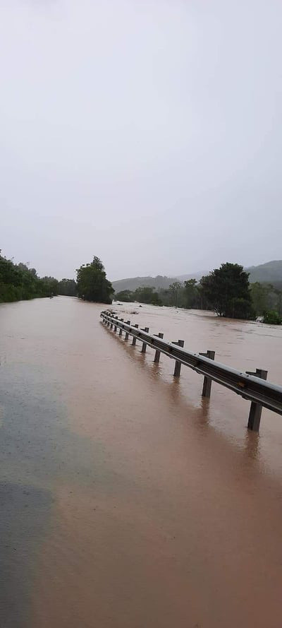 Nước ngập khiến nhiều tuyến đường tại nơi đây bị chia cắt.