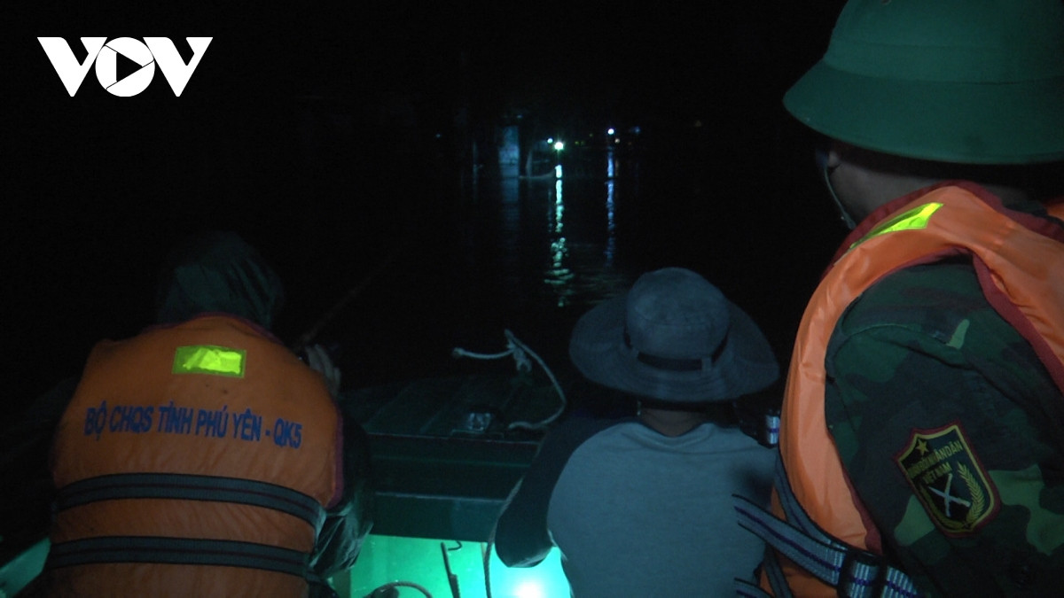 UBND tỉnh Phú Yên cũng đã yêu cầu lực lượng quân đội và công an hỗ trợ huyện Đồng Xuân và Sông Cầu ứng phó lũ lụt. Ngay trong đêm, việc cứu dân được lực lượng cứu hộ tiến hành khẩn trương. Ảnh: VOV.