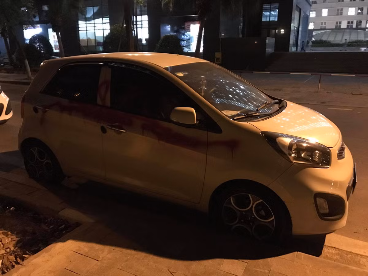 Qua rà soát, ngày 10/11, lực lượng Công an xác định Trần Đình Thắng (SN 1974, trú ở phường Đồng Mai, quận Hà Đông) là Đội trưởng thuộc Công ty bảo vệ Tây Hồ (có trụ sở tại đường Hoàng Quốc Việt, quận Nam Từ Liêm, Hà Nội) hiện đang làm bảo vệ đảm bảo an ninh và trông giữ xe tại khu chung cư CT7, phường Dương Nội, quận Hà Đông, có nhiều biểu hiện nghi vấn.