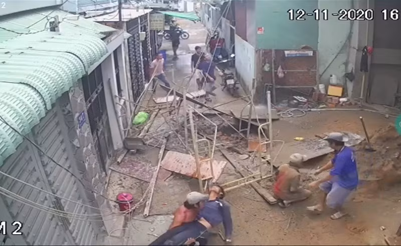  4. Sập giàn giáo công trình ở Tân Bình, 3 người rơi xuống đất: Chiều 12/11, ba công nhân nhân đứng trên giàn giáo để xây tường ở tầng hai căn nhà đang xây dựng ở phường 15, quận Tân Bình, TP.HCM thì bất ngờ tời kéo cáp bị đứt kéo theo giàn giáo đổ sập. Cả ba nạn nhân bị các vật liệu đè trúng, bị thương… được người dân đưa vào Bệnh viện quận 12 cấp cứu. Hôm nay, cơ quan chức năng đã ra quyết định xử phạt hành chính đối chủ công trình này. 