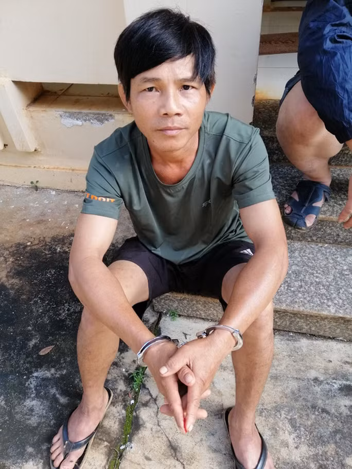  3. Hiếp dâm bé gái 9 tuổi rồi trốn truy nã: Tháng 3/2020, Đinh Bá Sơn (SN 1977, quận Liên Chiểu, Đà Nẵng) bị gia đình cháu H. (trú tại quận Liên Chiểu) tố có hành hiếp dâm cháu bé này. Biết thông tin Sơn đã bỏ trốn sang biên giới Việt Nam–Campuchia và thay tên đổi họ. Sau đó, cơ quan chức năng đã khởi tố và phát lệnh truy nã đối với Sơn. Đến ngày 5/11, Sơn đã bị Công an TP Đà Nẵng bắt giữ tại biên giới Việt Nam – Campuchia (thuộc xã Phú Nghĩa, huyện Bù Gia Mập, tỉnh Bình Phước).