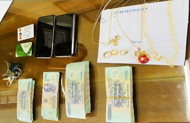  7. Họ hàng nhờ đến trông nhà, 10X cạy két sắt khoắng sạch tiền, vàng: Chị O. trú tại tỉnh Thanh Hóa nhờ Nguyễn Văn Sơn (SN 2001, trú huyện Hoằng Hóa) đến trông nhà, để chị O. đưa con đi khám bệnh, Sơn đã nảy sinh ý định trộm cắp tài sản. Sau khi gia đình chị O. đi vắng, Sơn đã cạy két sắt lấy đi 150 triệu đồng, 2 dây chuyền vàng và một số trang sức, lợn tiết kiệm với tổng tài sản khoảng 166 triệu đồng. Hôm nay, Công an huyện Nga Sơn đã bắt giữ để điều tra về hành vi trộm cắp tài sản. 