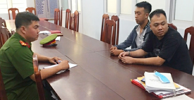  6. Sau chầu nhậu, rủ nhóm bạn đồng hương về nhà bay lắc: Tối 10/11, một nhóm bạn đồng hương của Đặng Việt Hùng (SN 2000) và Dương Xuân Bách (SN 1987, cùng quê Hà Nội) từ Hà Nội vào TP Hồ Chí Minh chơi, cả nhóm rủ nhau đi nhậu sau đó kéo về căn hộ của Bách thuộc chung cư Topaz Elite (quận 8, TP Hồ Chí Minh) sử dụng ma túy và bay lắc thì bị cơ quan chức năng bắt giữ. Hôm nay, Công an quận 8, TP Hồ Chí Minh đang tạm giữ 2 đối tượng này để điều tra về hành vi “tổ chức sử dụng trái phép chất ma túy”. 