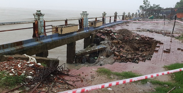 Sóng biển lớn gây xóa lở bờ kè ở phường 6, TP. Tuy Hòa. 