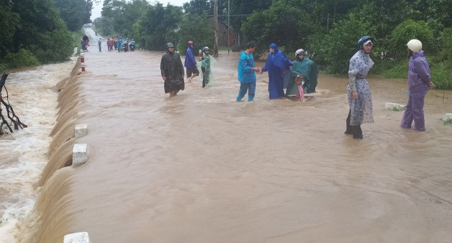 Tại quốc lộ 29 đoạn qua huyện Sông Hinh (Phú Yên) nước lũ lên nhanh cũng gây chia cắt. 