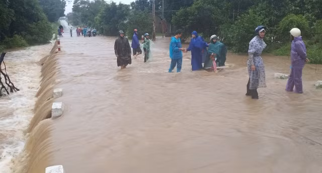 Tại quốc lộ 29 đoạn qua huyện Sông Hinh (Phú Yên) nước lũ lên nhanh cũng gây chia cắt. 