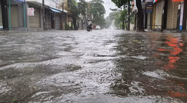 Tại TP Tuy Hòa, Phú Yên gió bắt đầu giật mạnh, một số cây xanh bị gãy đổ. Do mưa lớn từ đêm qua nên một số tuyến đường như Lê Thành Phương, Trần Hưng Đạo…. bị ngập cục bộ. 