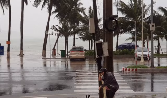 Bao so 12 do bo, “thoi xieu veo” nguoi di duong, nhieu cay to bat goc