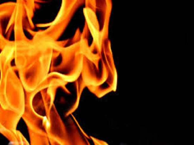  4. Người phụ nữ 49 tuổi tự thiêu nghi do nợ nần: Bà C.T.T.D. (49 tuổi, ở phường 5, TP. Cà Mau, tỉnh Cà Mau) được người dân phát hiện khi đang bốc cháy ngùn ngụt, mặc dù đã được nhanh chóng đưa đi bệnh viện nhưng bà D. không qua khỏi. Ngày 10/11, thông tin từ Công an thành phố Cà Mau cho biết, làm việc với người thân bà D. bà có dấu hiệu nghi vấn thiếu nợ nên nghĩ quẩn.