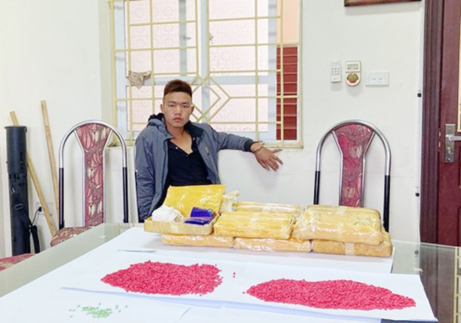  5. Mang lệnh truy nã vẫn vận chuyển 72.000 viên ma túy tổng hợp: Hạng Seo Trung (SN 2001) và Cháng Seo Sấn (SN 1996 cùng trú tại tỉnh Hà Giang) trong quá trình vận chuyển 72.000 viên ma túy tổng hợp đã bị Công an giữ. Trung và Sấn khai, rủ nhau sang Điện Biên để mua ma túy với giá 540 triệu đồng để mang về Hà Giang bán kiếm lời, trên đường vận chuyển tới địa bàn tỉnh Lào Cai thì bị Công an bắt giữ. Được biết, Trung đang bị Công an truy nã về tội mua bán người.