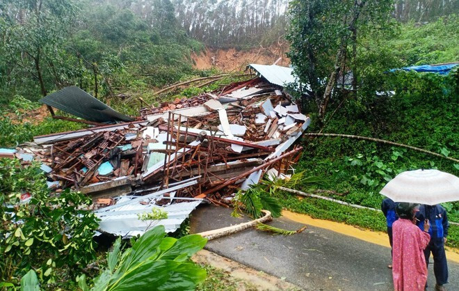  7. Lở núi ở Quảng nam vùi lấp ngôi nhà, 1 người phụ nữ tử vong: Khoảng 9h30 ngày 10/11, tại thôn An Mỹ xã Tam Lãnh, huyện Phú Ninh, tỉnh Quảng Nam đã xảy ra một vụ sạt lở núi đã vùi lấp ngôi nhà và bà Nguyễn Thị Nga (43 tuổi, trú cùng địa phương). Khoảng 2 giờ đồng hồ sau, thi thể bà Nga được tìm thấy dưới lớp đất đá. 