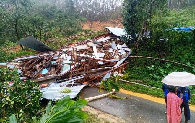  7. Lở núi ở Quảng nam vùi lấp ngôi nhà, 1 người phụ nữ tử vong: Khoảng 9h30 ngày 10/11, tại thôn An Mỹ xã Tam Lãnh, huyện Phú Ninh, tỉnh Quảng Nam đã xảy ra một vụ sạt lở núi đã vùi lấp ngôi nhà và bà Nguyễn Thị Nga (43 tuổi, trú cùng địa phương). Khoảng 2 giờ đồng hồ sau, thi thể bà Nga được tìm thấy dưới lớp đất đá. 